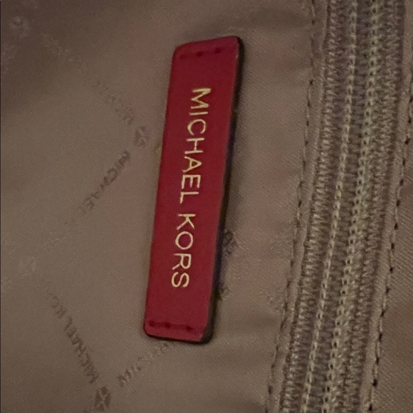 Michael Kors Jet Set Tote - Picture 7 of 10